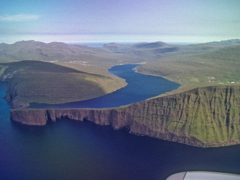 Leitisvatn : Fenomena Danau Datas Danau [ www.BlogApaAja.com ]