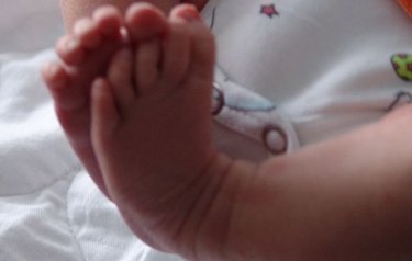 Tragis! Bayi Tewas Tertimpa Tubuh Kakaknya Saat Tidur [ www.BlogApaAja.com ]