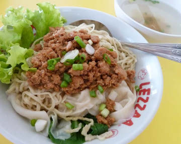 Soto Mie dan Mi Ayam Uenaak dari Sunda Kelapa