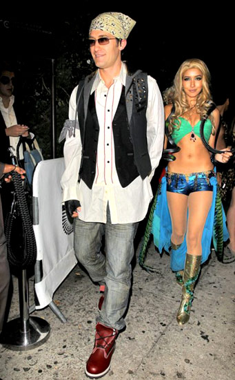 10 Gaya Pasangan Seleb Hollywood di Halloween 2012