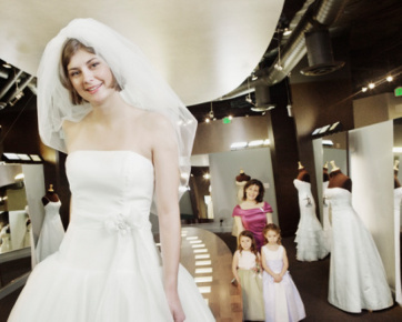 7 Tips Memilih Gaun Pengantin yang Tepat 7 Tips Memilih Gaun Pengantin yang Tepat