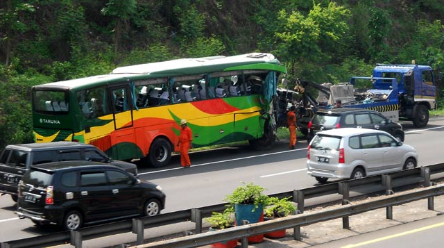 Bus Taruna Tabrak Dinding Terowongan Tol Semarang