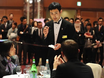Ini Dia Waiter Terbaik di Dunia!