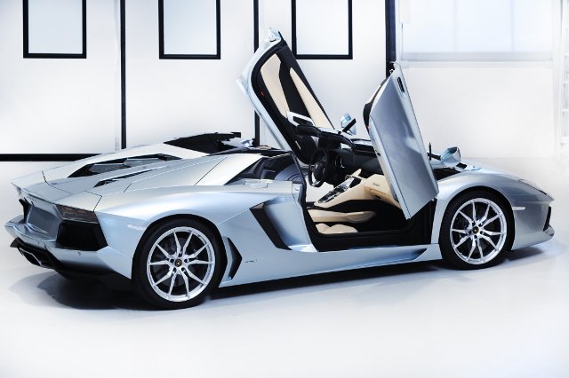 Banteng Aventador Beratap Terbuka