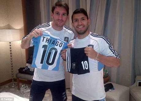 Aguero Hadiahi Anak Messi Kaus Timnas Argentina Aguero Hadiahi Anak Messi Kaus Timnas Argentina