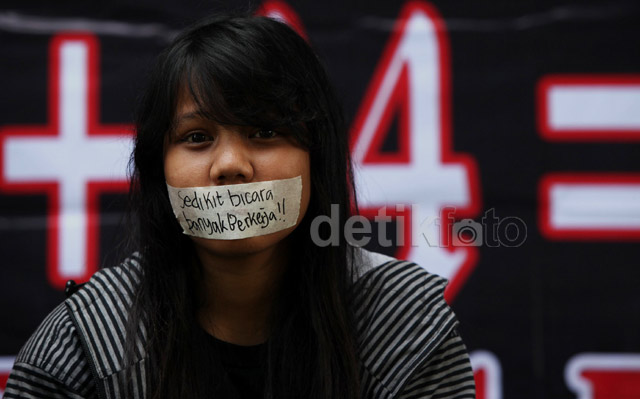 Suporter Persija Lakukan Aksi Tutup Mulut