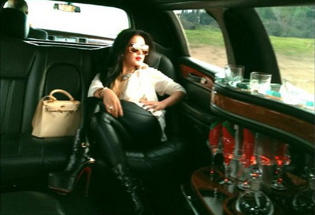 Foto Syahrini di limousine, saat berlibur di Amerika