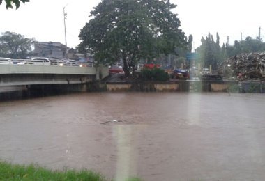Tim SAR Evakuasi Korban Banjir di Rawajati