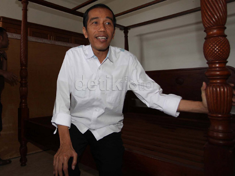 Di Posko Banjir Pasar Minggu, Jokowi Coba Nasi & Telur Dadar untuk Pengungsi