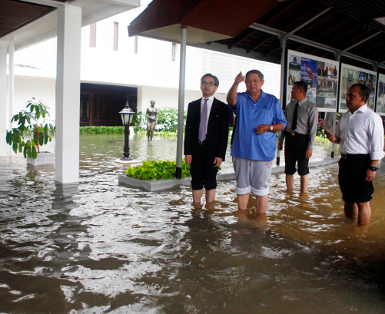 Gulung Celana, SBY Pantau Banjir Sebetis di Istana