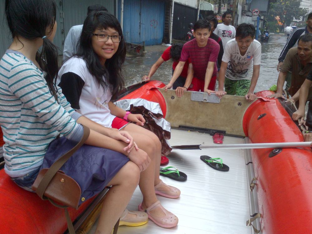 Warga Taman Sari Raup Berkah Banjir Lewat Ojek Perahu Karet 