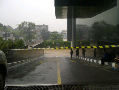  6 Jam Terjebak Banjir di Basement Plaza UOB, 2 Karyawan Masih Dicari