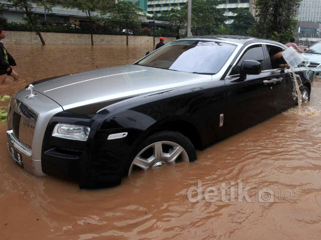 Mobil Super Mewah Rolls-Royce Terjebak Banjir