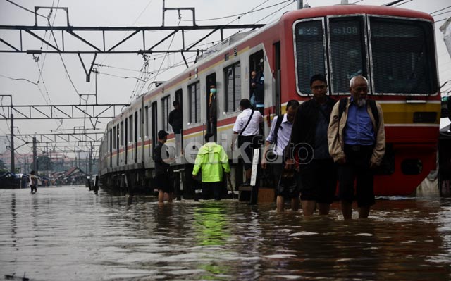 Stasiun Tanah Abang Lumpuh