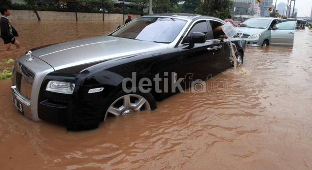 Mobil Super Mewah Rolls-Royce Terjebak Banjir