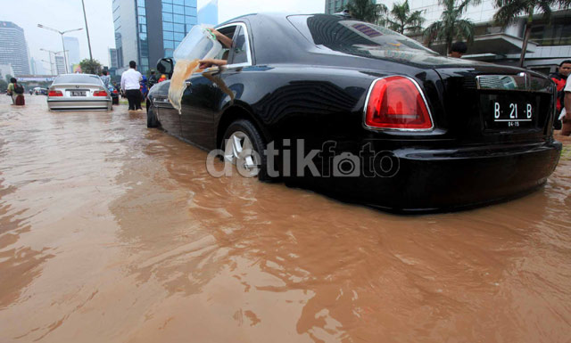 Mobil Super Mewah Rolls-Royce Terjebak Banjir