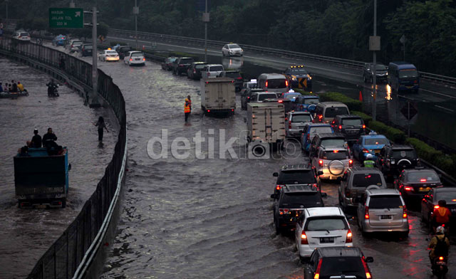 Tol Dalam Kota Masih Terendam