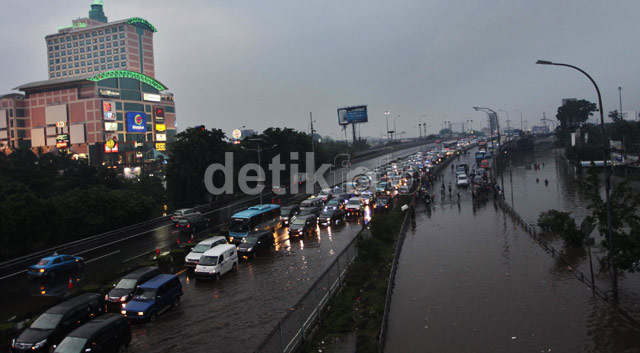 Tol Dalam Kota Masih Terendam