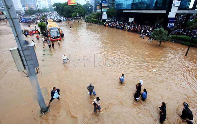 Thamrin Lumpuh, TransJ Tidak Berdaya