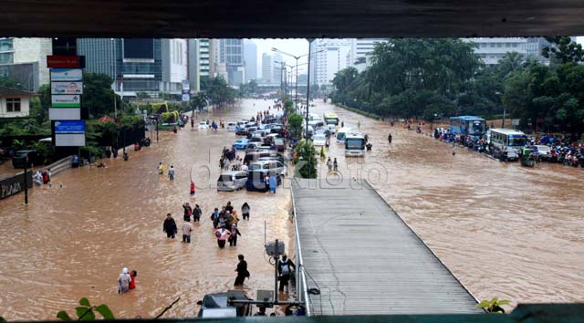 Thamrin Lumpuh, TransJ Tidak Berdaya