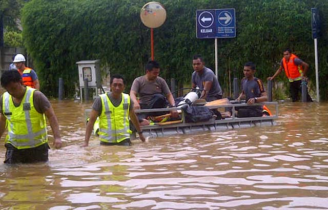 Cleaning Service Terjebak Banjir di Basement Plaza UOB 