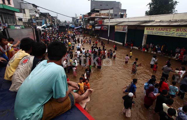 Banjir Jadi Wisata Dadakan