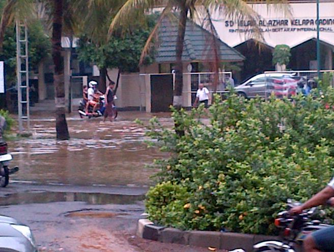 Air Menggenang, Aktivitas di Kawasan Elite Kelapa Gading Belum Normal