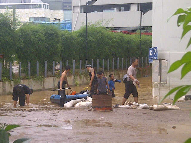 Kronologi Evakuasi Korban Terjebak Banjir Basement Plaza UOB Versi Polisi