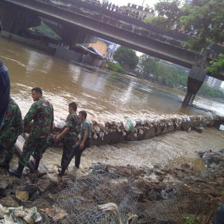 Tanggul Darurat di Jl Laruharhary Rampung, Jalan Masih Belum Dilalui