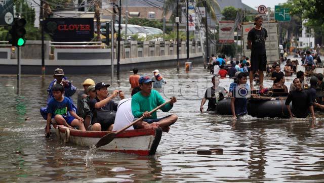 Duh, Di Tengah Banjir 7 Pria Nekat Menjarah Seven Eleven Penjaringan