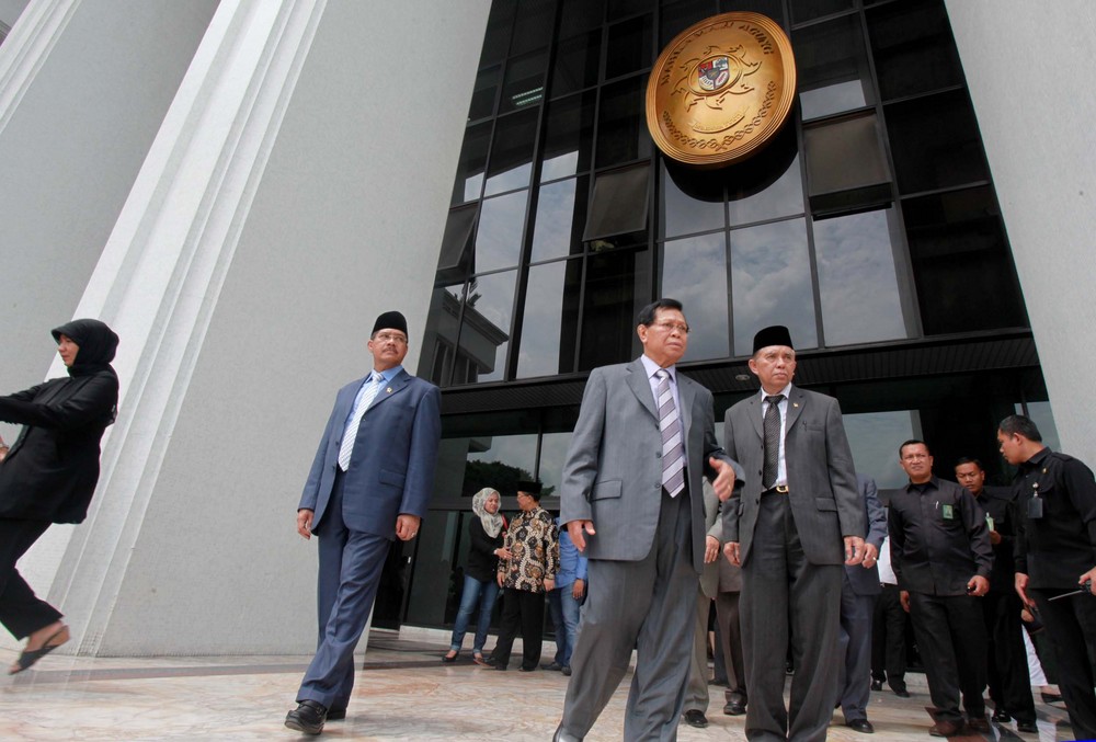 Lengserkan Aceng, MA Banjir Pujian