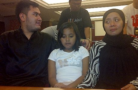 Foto Nassar, Nana dan Muzdalifah setelah Nana dibebaskan dari penculik