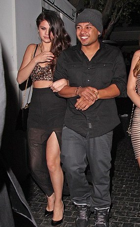 Selena Gomez Gandeng Tangan Pria, Sst.. Dia Sobat Bieber!