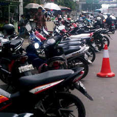 Juru Parkir akan Mendapat Gaji Tetap Juru Parkir akan Mendapat Gaji Tetap