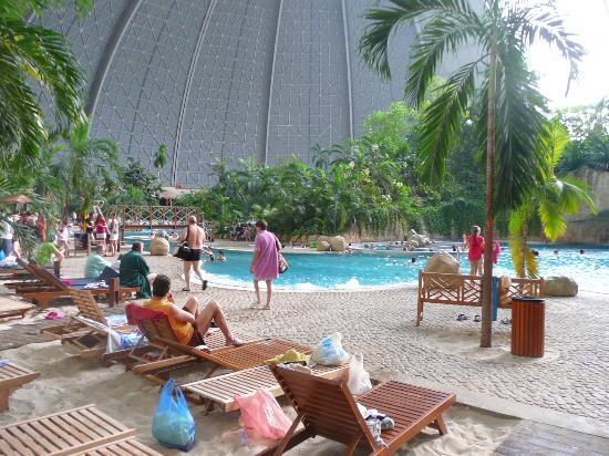 Hanggar Pesawat Disulap Menjadi Resor Pulau Tropis