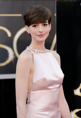 Akhirnya Anne Hathaway Raih Piala Oscar Pertamanya