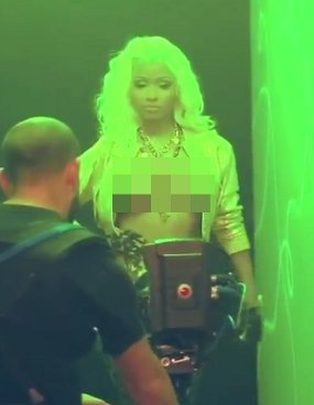  Video Nicki Minaj Pamer Payudara di Video Klip Freaks 