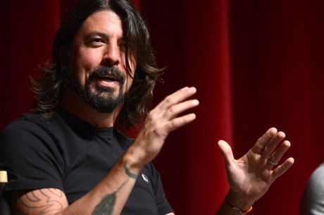 Dave Grohl Impikan Duet Bareng Weezer