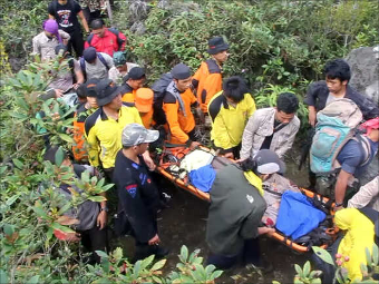 Terjatuh Saat Operasi SAR Turis Jepang, Personel Brimob Terpaksa Ditandu