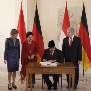 VIDEO FOTO INSTRUMEN DIPLOMASI TERTINGGI HASIL KERJASAMA KONKRIT 2013 [YOUTUBE]  Kunjungan Presiden SBY Memenuhi Kanselir Jerman Angela Markel Maret 2013
