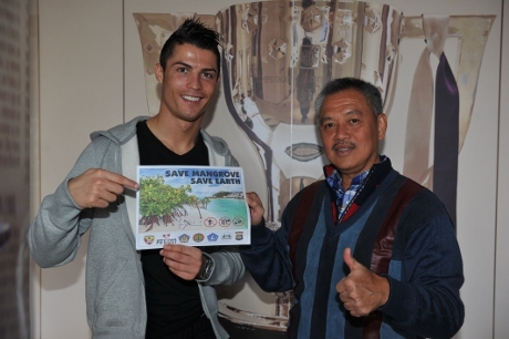Penunjukan Ronaldo sebagai duta mangrove dilakukan oleh oleh pengusaha Indonesia Tomy Winata, chairman Artha Graha Network