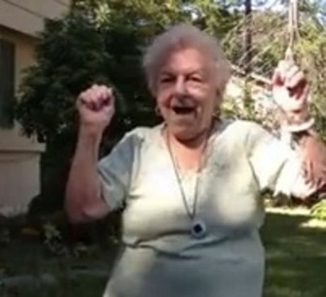 Nenek  berumur 88 tahun spontan bergoyang saat mendengar lagu 'Runaround Sue'