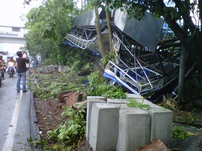 Baliho Raksasa di Jalan Gatsu Ambruk, Lalin Tersendat 