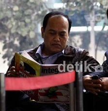 Kaget Dengar Klakson TransJ, Pemotor Kecelakaan di Jatinegara
