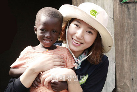 Park Shin Hye Beramal Hingga Nepal dan Ghana