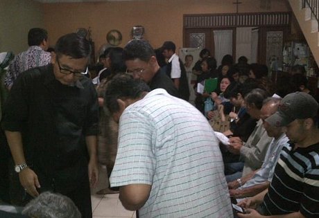 Isak Tangis Keluarga Sambut Kedatangan Jenazah Ricky Jo