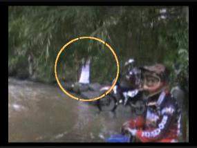 Foto: yang dilingkari adalah penampakan hantu wanita di tepi sungai Kabendo, Jabung, Malang