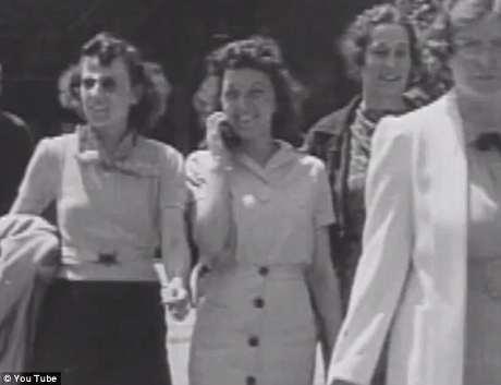 Wanita Berponsel di Tahun 1938