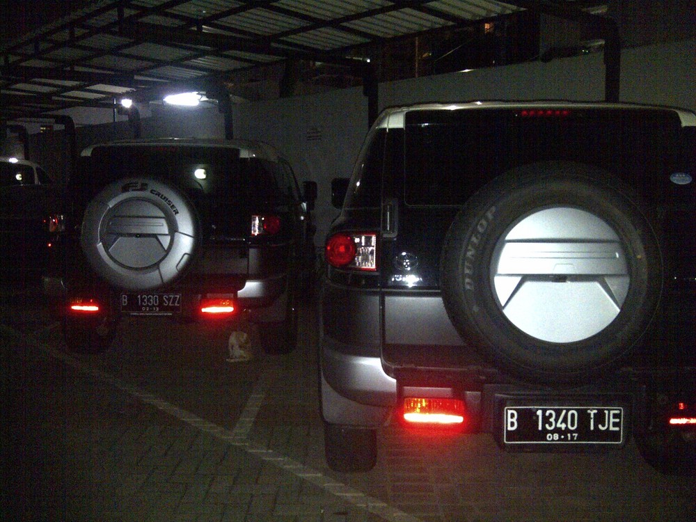 Nissan X-Trail Tabrak Warung di Jl Dewi Sartika Jaktim