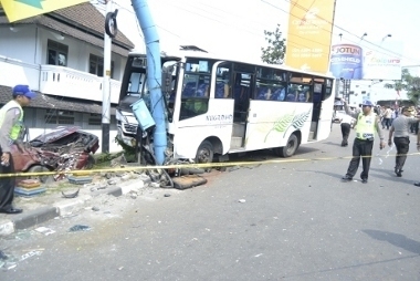 Kecelakaan di Tasikmalaya, Warga Temukan 1 Dus Miras di Mobil Tersangka